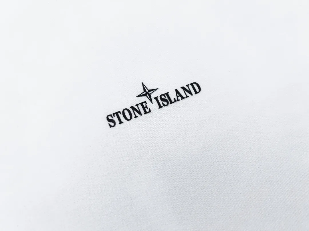 W630#P110💰 [Stone lsland/Stone Island summer new gradient compass print pattern short-sleeved T-shirt] ⚠️[Original creation with high control of details] - Made of 260 grams of combed cotton with 32-count double yarn, soft and comfortable to the touch, sweat-absorbent and breathable. - Simple, basic and versatile style, original single quality, the first choice for couples. - Made in a large factory, four needles and five threads on the shoulder, neat alignment, high quality workmanship. - Same style for men and women. Very versatile, one piece for everyone, details are clearly visible. Color: Black White Size: M L